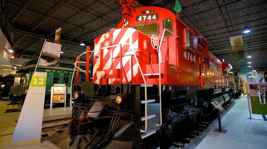 Canadian Railway Museum che include ferrovia e vista interna