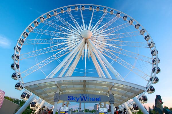 Niagara SkyWheel montrant signalisation et balades