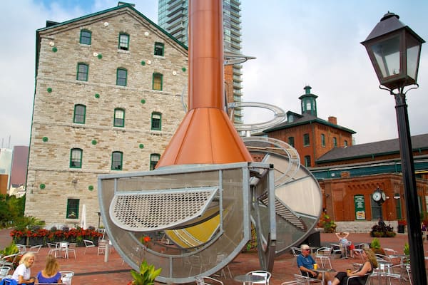 The Distillery Historic District welches beinhaltet Essen im Freien, Stadt und Outdoor-Kunst