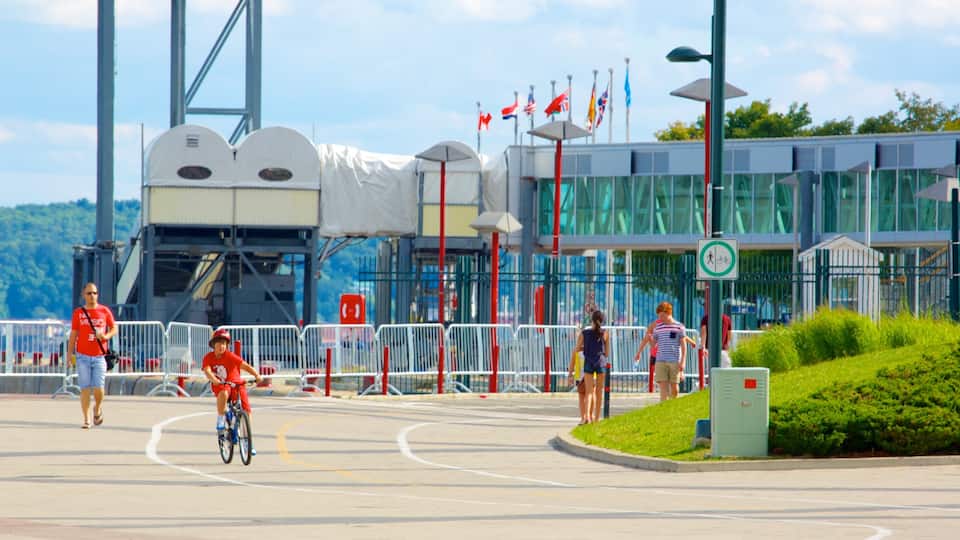 Quebec which includes a city, cycling and street scenes