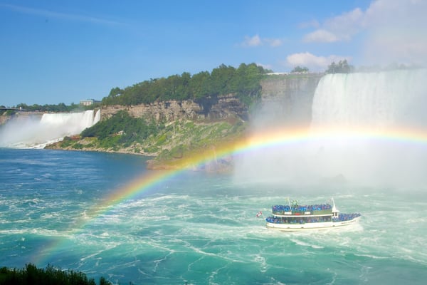 Journey Behind The Falls qui includes navigation, ferry et cascade