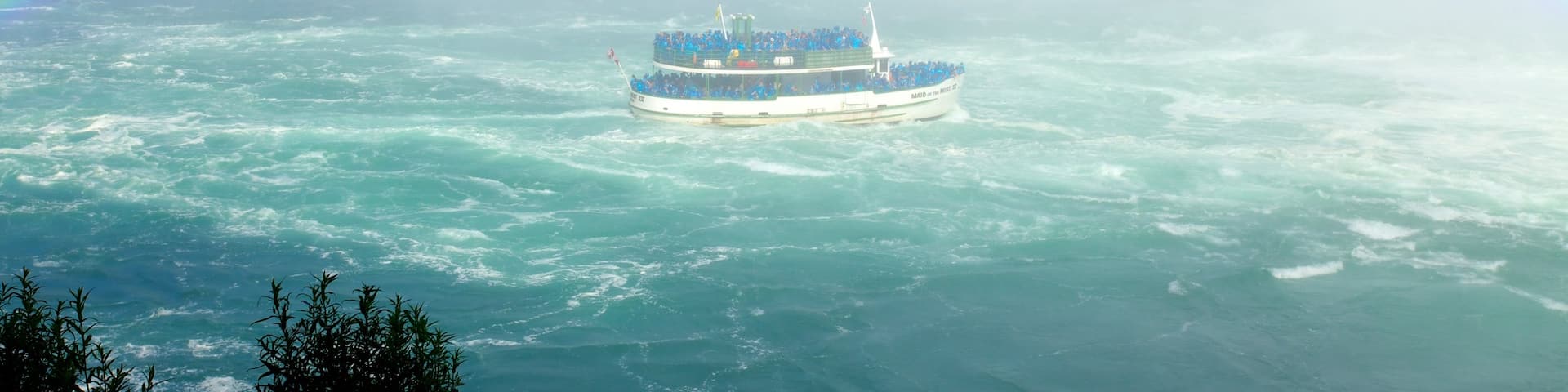 Journey Behind The Falls qui includes rivière ou ruisseau, ferry et navigation