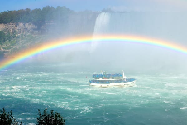 Journey Behind The Falls qui includes rivière ou ruisseau, ferry et navigation