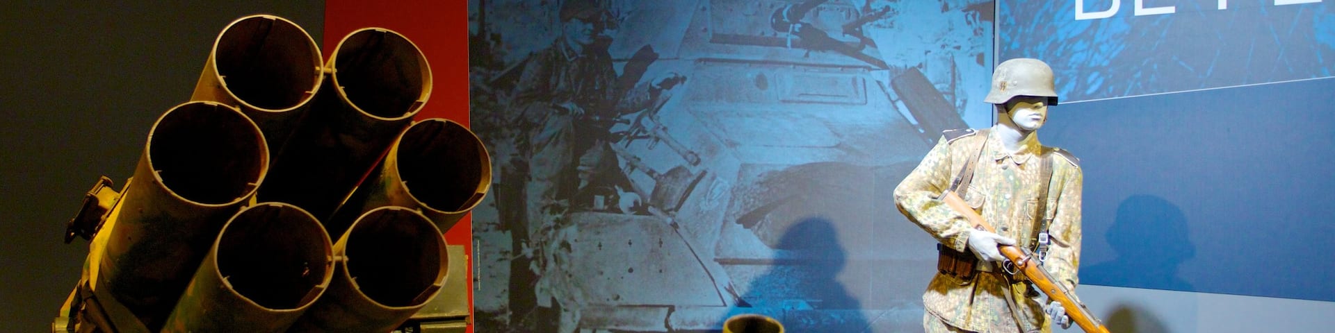 Musée canadien de la guerre qui includes articles militaires et vues intérieures