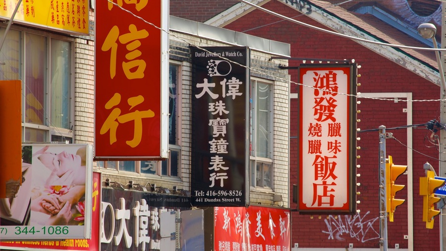 Chinatown cho thấy thành phố và biển hiệu