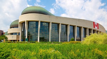 Museo di storia canadese che include architettura moderna e skyline