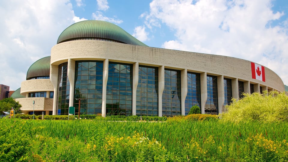 Canadian Museum of History which includes skyline and modern architecture