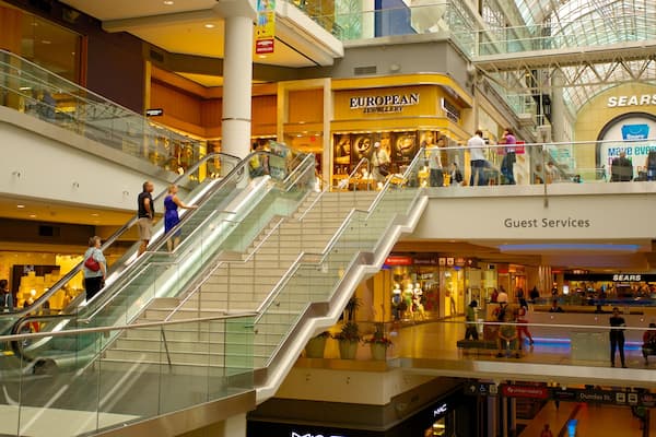 Toronto Eaton Centre das einen Innenansichten, Beschilderung und Einkaufen