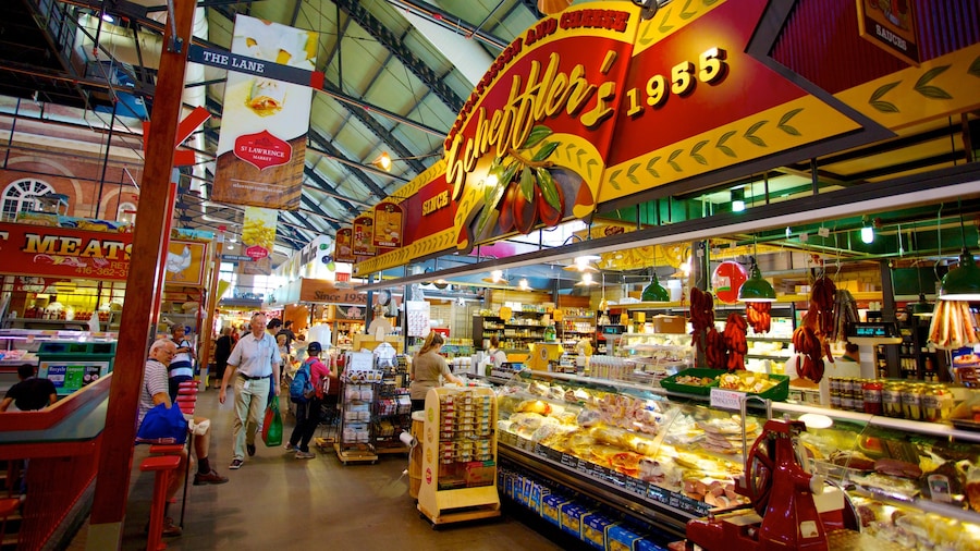 St. Lawrence Market som omfatter interiør, skiltning og markeder