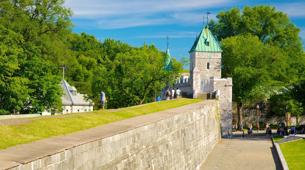 Old Quebec mostrando cenas de rua, arquitetura de patrimônio e uma cidade