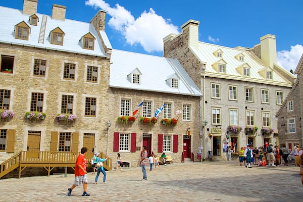 Place Royale montrant château, patrimoine architectural et scènes de rue
