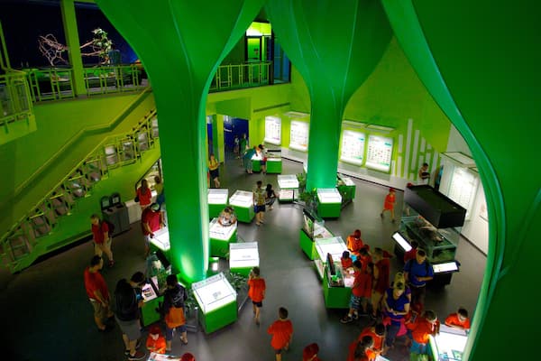 Montreal Insectarium mit einem Innenansichten sowie groĂe Menschengruppe