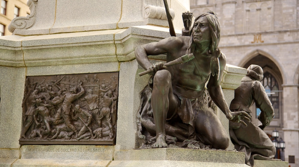 Casco antiguo de Montreal ofreciendo un monumento y una estatua o escultura