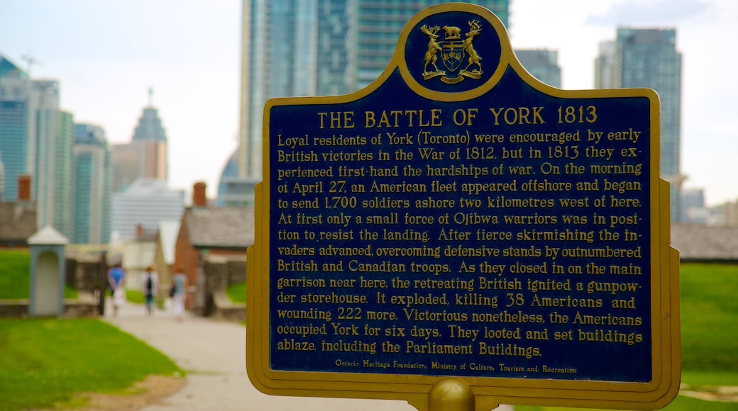 Fort York National Historic Site mostrando sinalização e uma cidade