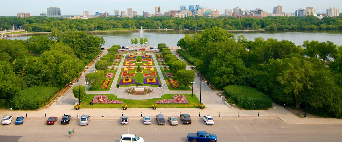 Saskatchewan Legislative Building que incluye una ciudad, un río o arroyo y un parque