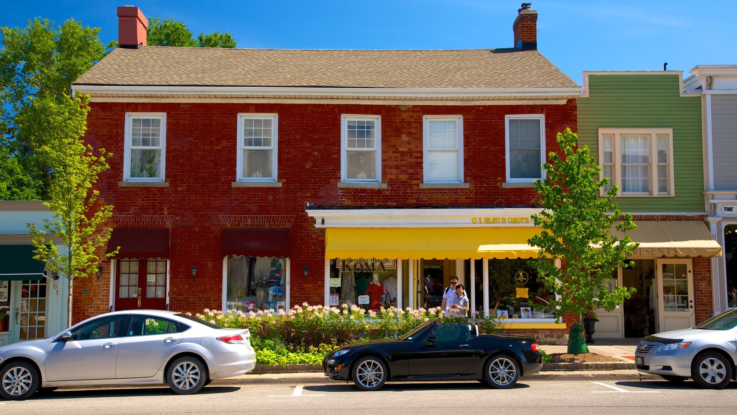 Niagara-on-the-Lake showing a small town or village and street scenes as well as a couple