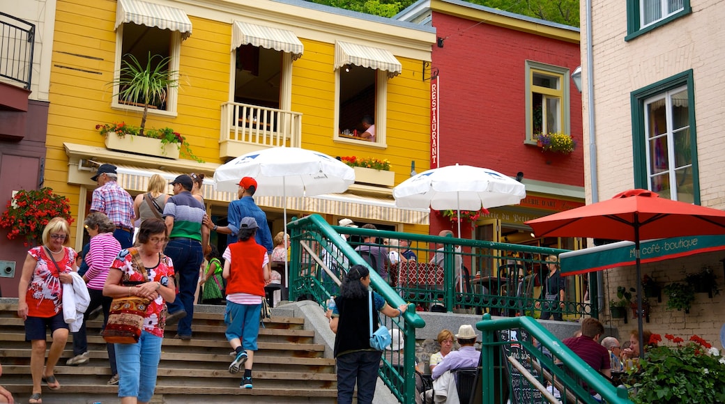Barrio Petit Champlain que incluye un pueblo, comidas al aire libre y café