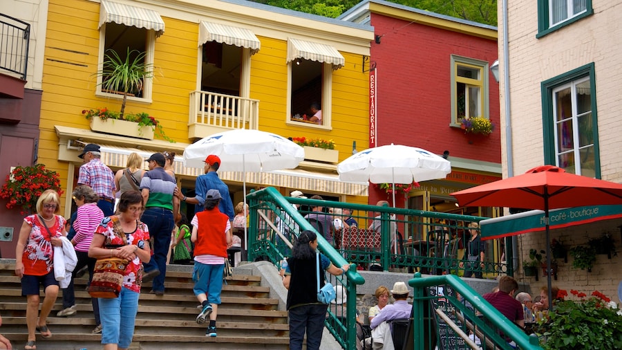Viertel Petit Champlain mit einem Essen im Freien, Café-Szenerien und Kleinstadt oder Dorf