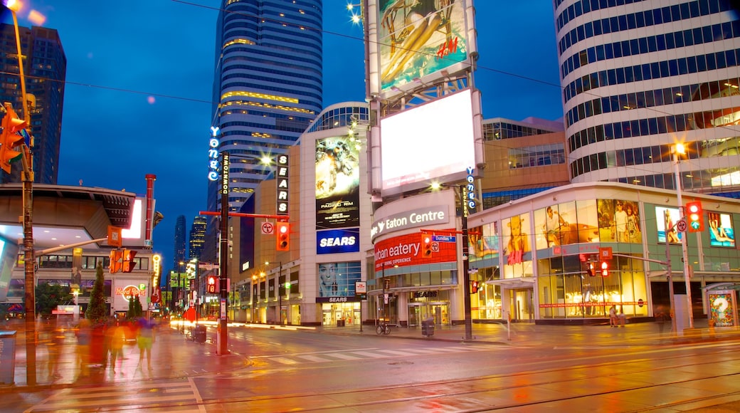 Zona comercial de Yonge Street ofreciendo señalización, un edificio de gran altura y escenas urbanas