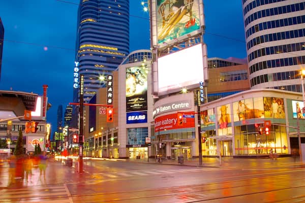 Quartier commerçant de Yonge Street qui includes ville, scÚnes de nuit et signalisation