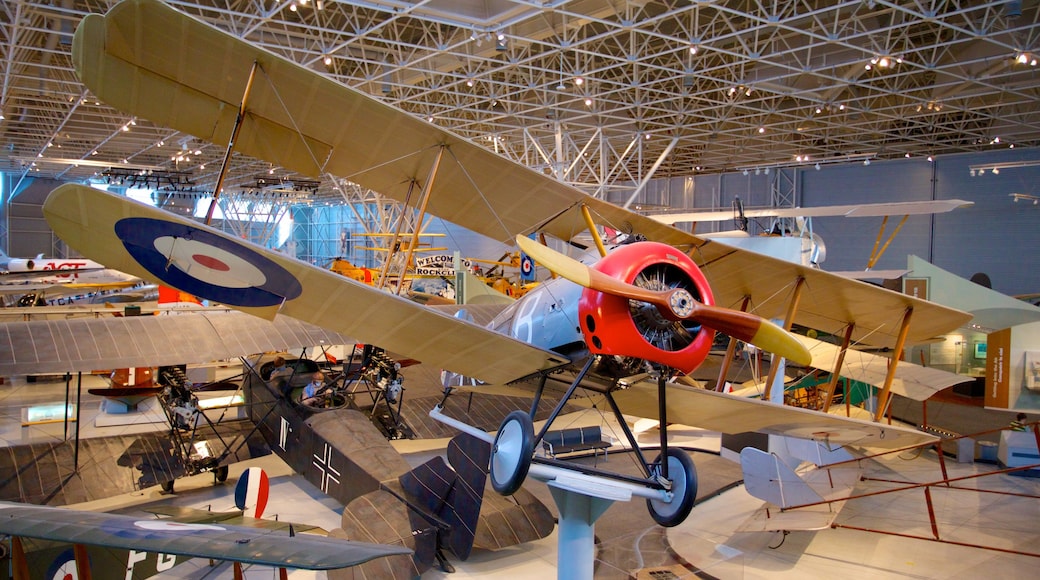 Musée de l\'aviation et de l\'espace du Canada montrant vues intérieures et avion