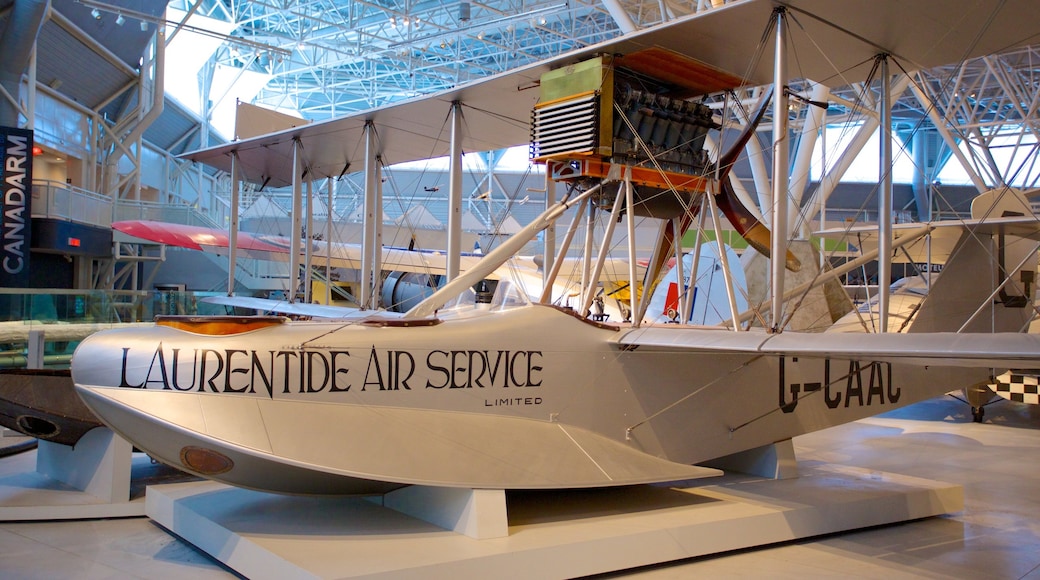 Canada Aviation and Space Museum mostrando aeronave e vistas internas