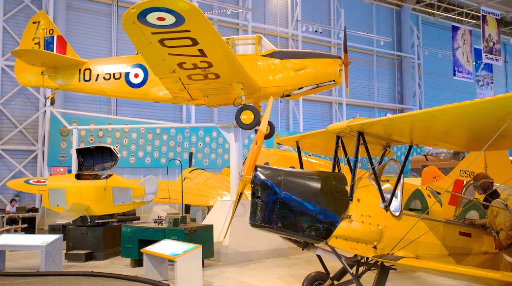 Museo del Espacio y la Aviación de Canadá ofreciendo aeronave y vistas interiores