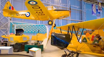 Canada Aviation and Space Museum toont vliegtuigen en interieur