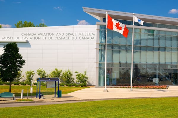 Canada Aviation and Space Museum das einen moderne Architektur und Stadt