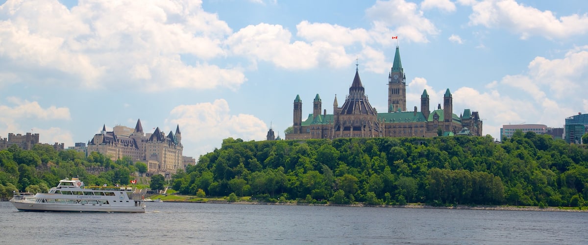 Parliament Hill showing a ferry, chateau or palace and an administrative buidling