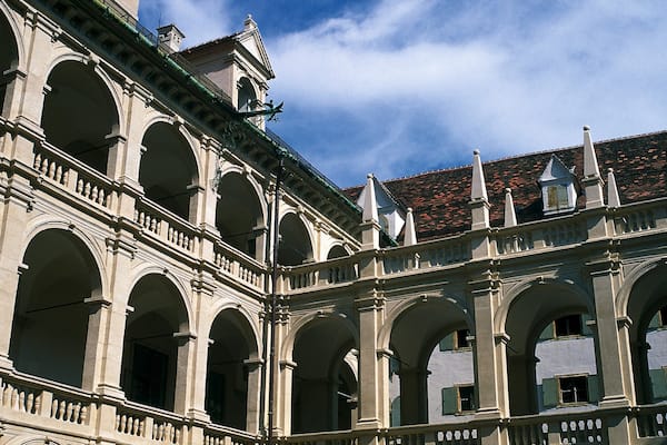 Landhaus das einen Palast oder Schloss und historische Architektur