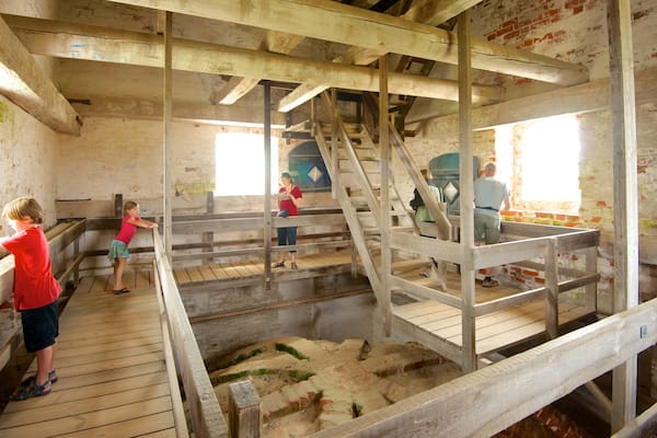 Iglesia Den Tilsandede Kirke que incluye vistas interiores y una iglesia o catedral y también niños
