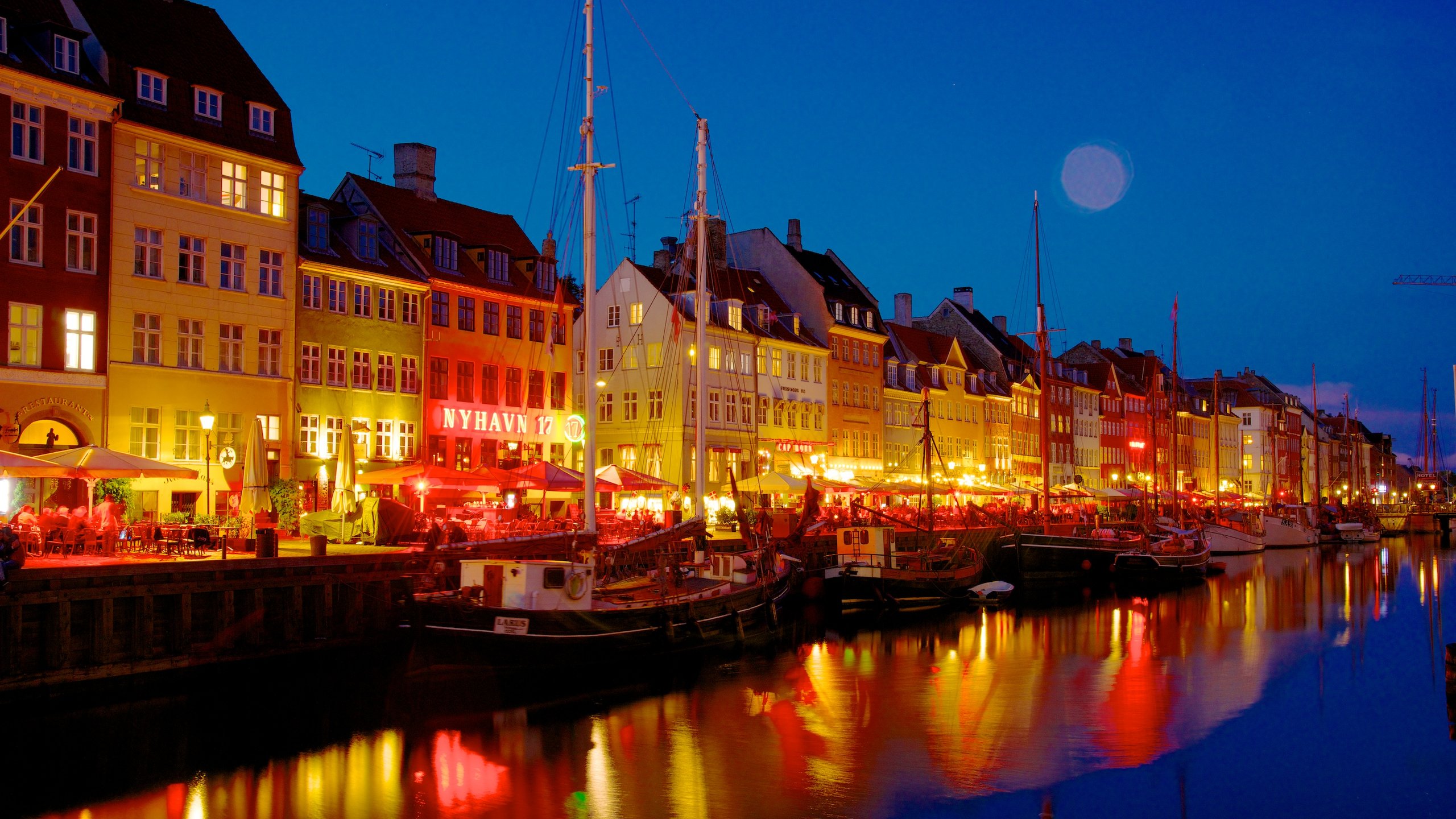 Nyhavn som omfatter en marina, en by og natteliv