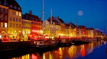 Nyhavn som omfatter en marina, en by og natteliv