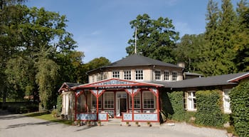 Aarhus mostrando elementos de patrimônio e um hotel