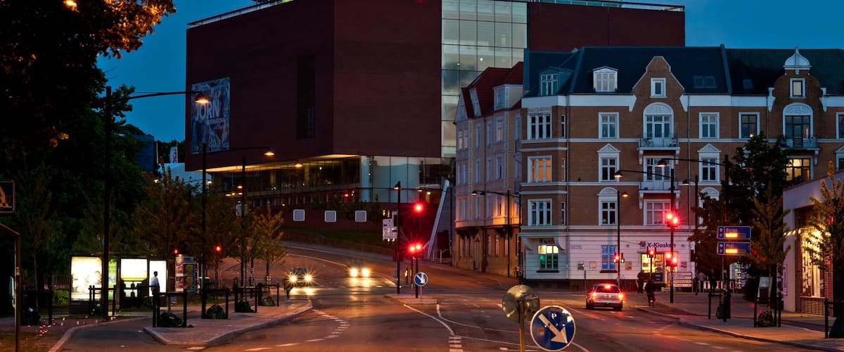 Aarhus mostrando città, paesaggio notturno e strade