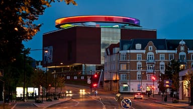 Aarhus welches beinhaltet Stadt, bei Nacht und Outdoor-Kunst