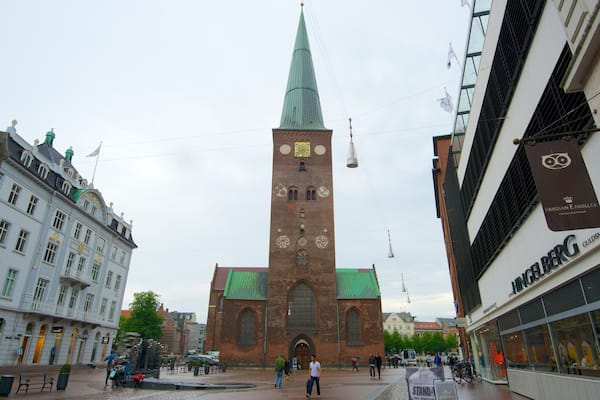 VÄrfrukyrkan som visar en kyrka eller katedral, historisk arkitektur och en stad