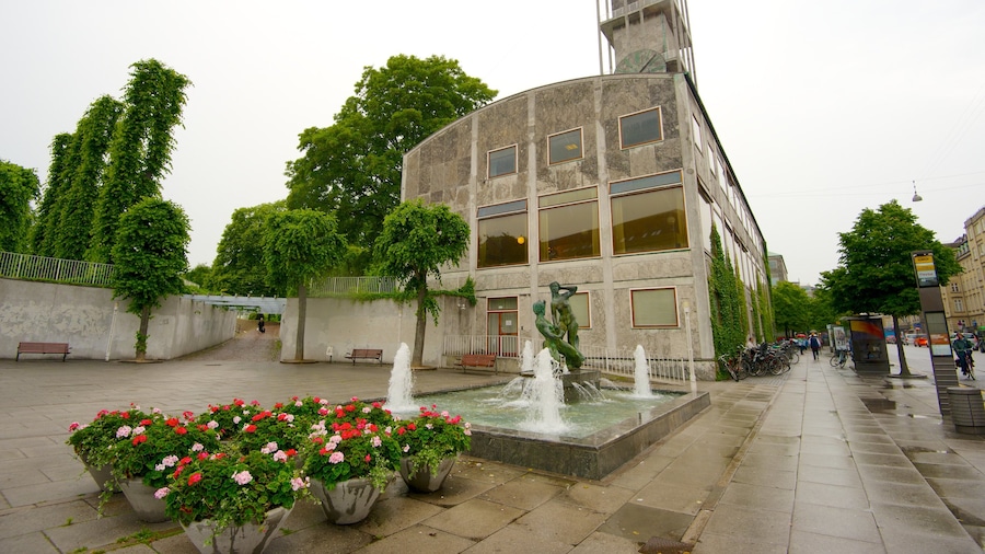 Aarhus City Hall showing flowers, a fountain and heritage elements