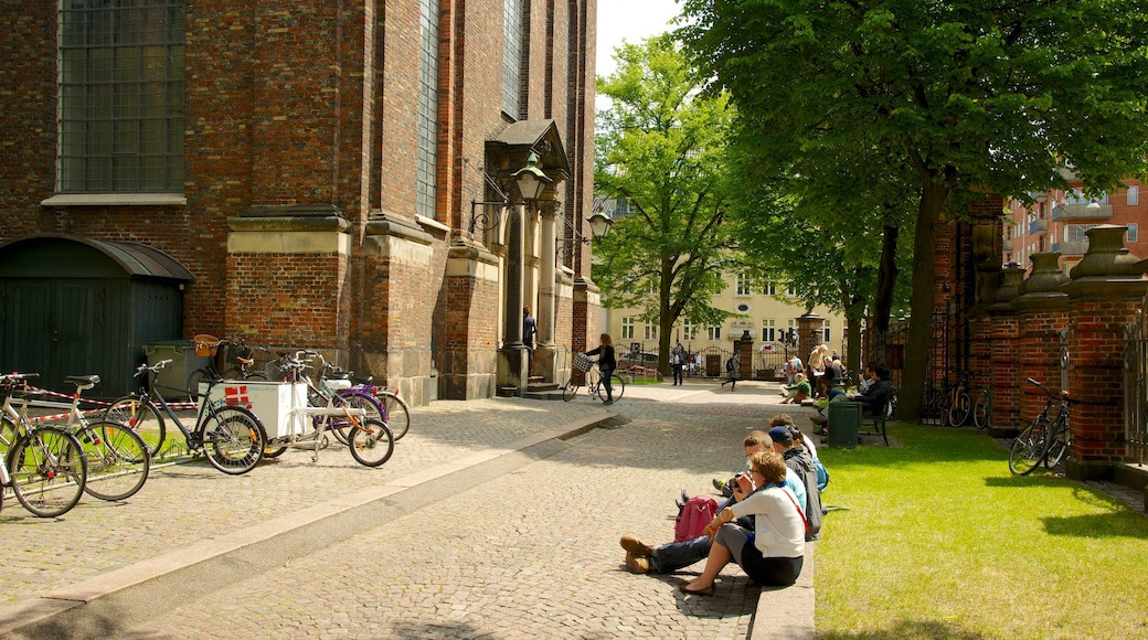 Vor Frue Kirke som inkluderar en kyrka eller katedral och historisk arkitektur såväl som en liten grupp av människor