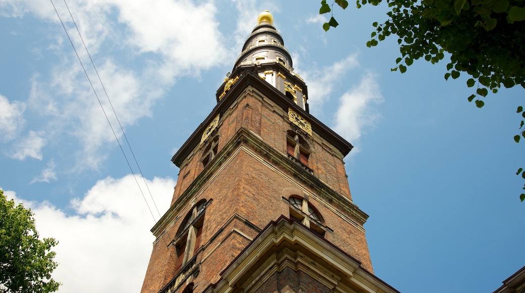 Iglesia de Nuestra Señora ofreciendo patrimonio de arquitectura y una iglesia o catedral