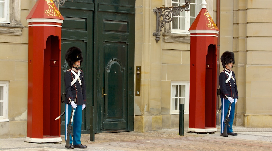 Christiansborg presenterar millitärobjekt och chateau eller palats