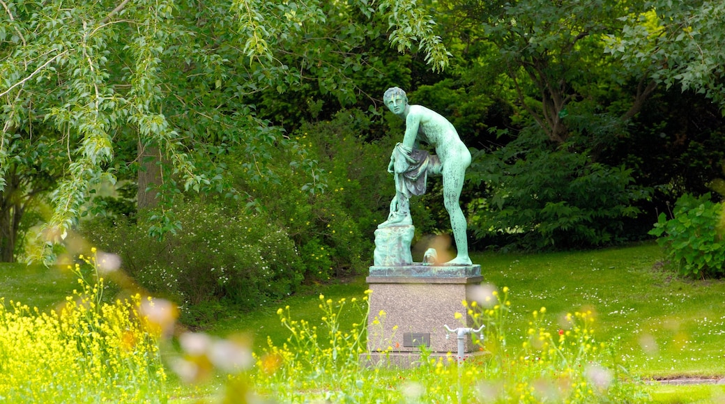 Botaniska trädgården som visar en staty eller skulptur, ett minnesmonument och en park