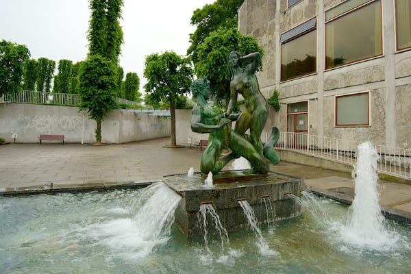 Ă
rhus stadshus presenterar en fontÀn, en administrativ byggnad och en staty eller skulptur