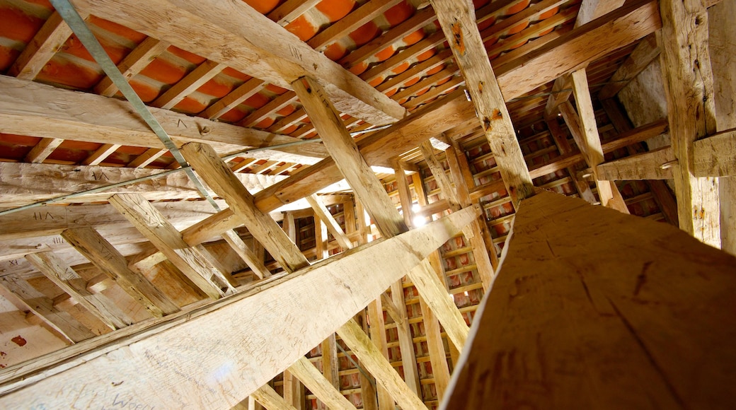 Den Tilsandede Kirke og byder på interiør og en kirke eller en katedral