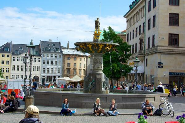 Caritas das einen Stadt, Platz oder Plaza und Springbrunnen