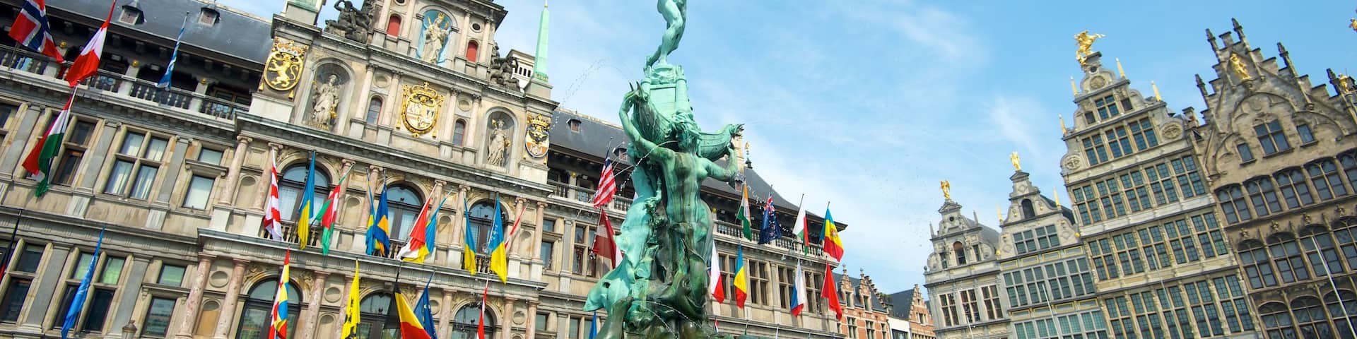 Grote Markt qui includes statue ou sculpture, fontaine et bĂątiment public