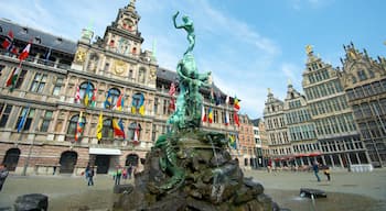 จัตุรัสตลาด Antwerp แสดง อาคารบริหาร, น้ำพุ และ อนุสาวรีย์หรือรูปปั้น