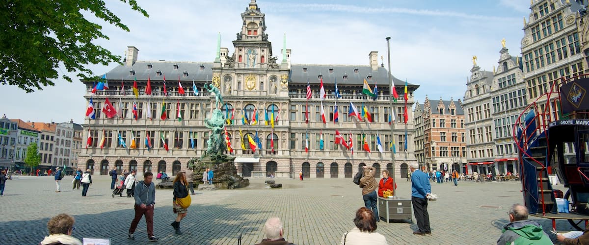 Grote Markt qui includes square ou place, patrimoine architectural et fontaine