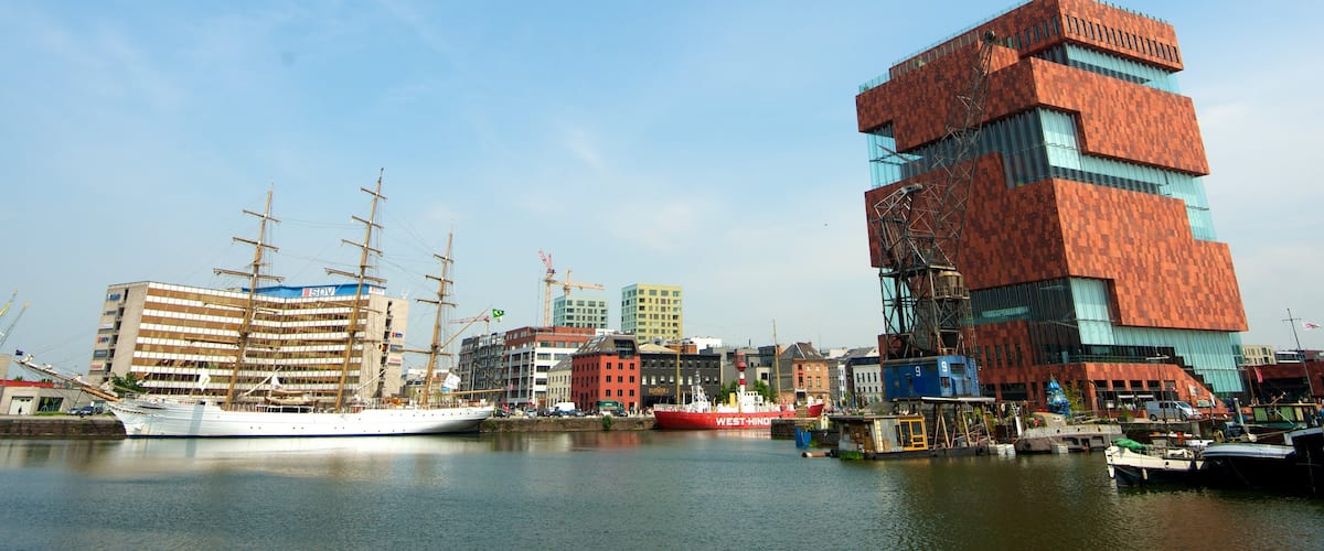 Museo Aan de Stroom que incluye una bahía o puerto, una marina y una ciudad